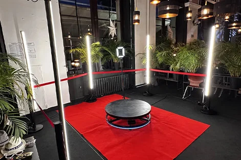 Videobox 360°, bunte LED-Lampen und roter Teppich